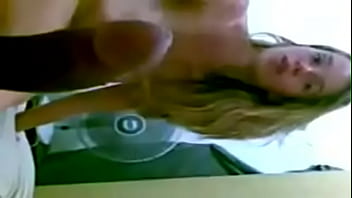 免费色情中心 业余 第一次真正的振动器体验 独奏女孩